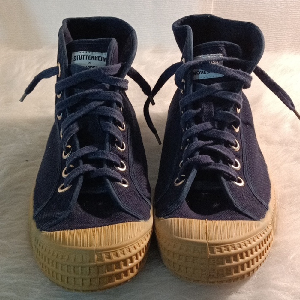 High top sneakers  Men 7 / 8.5 Woman 9.5